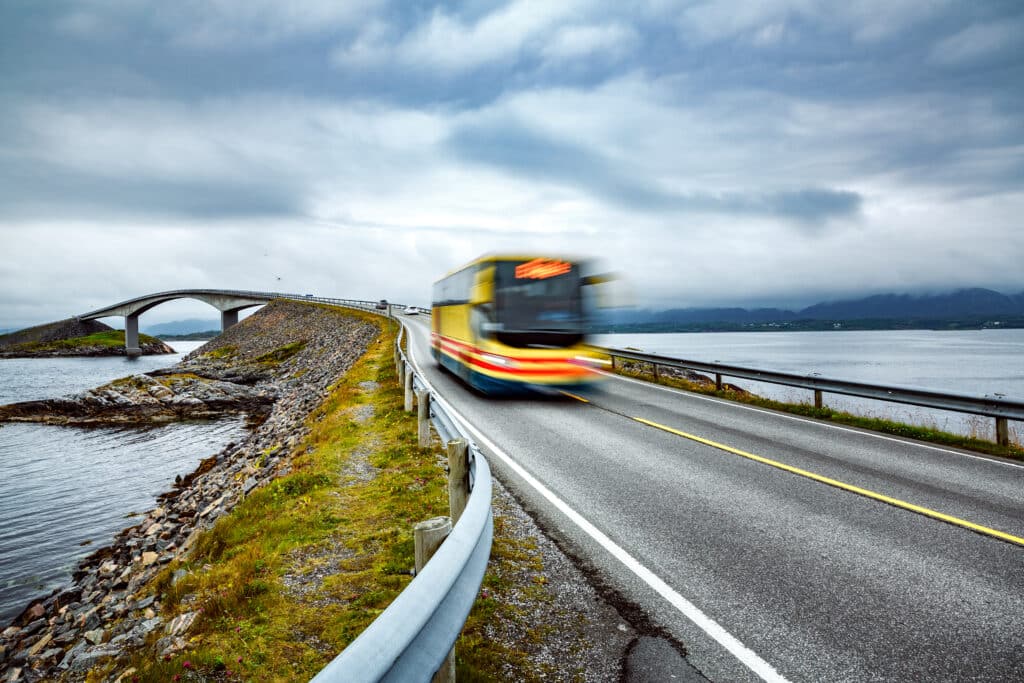 Buss som kör på Atlanterhavsveien i Norge.