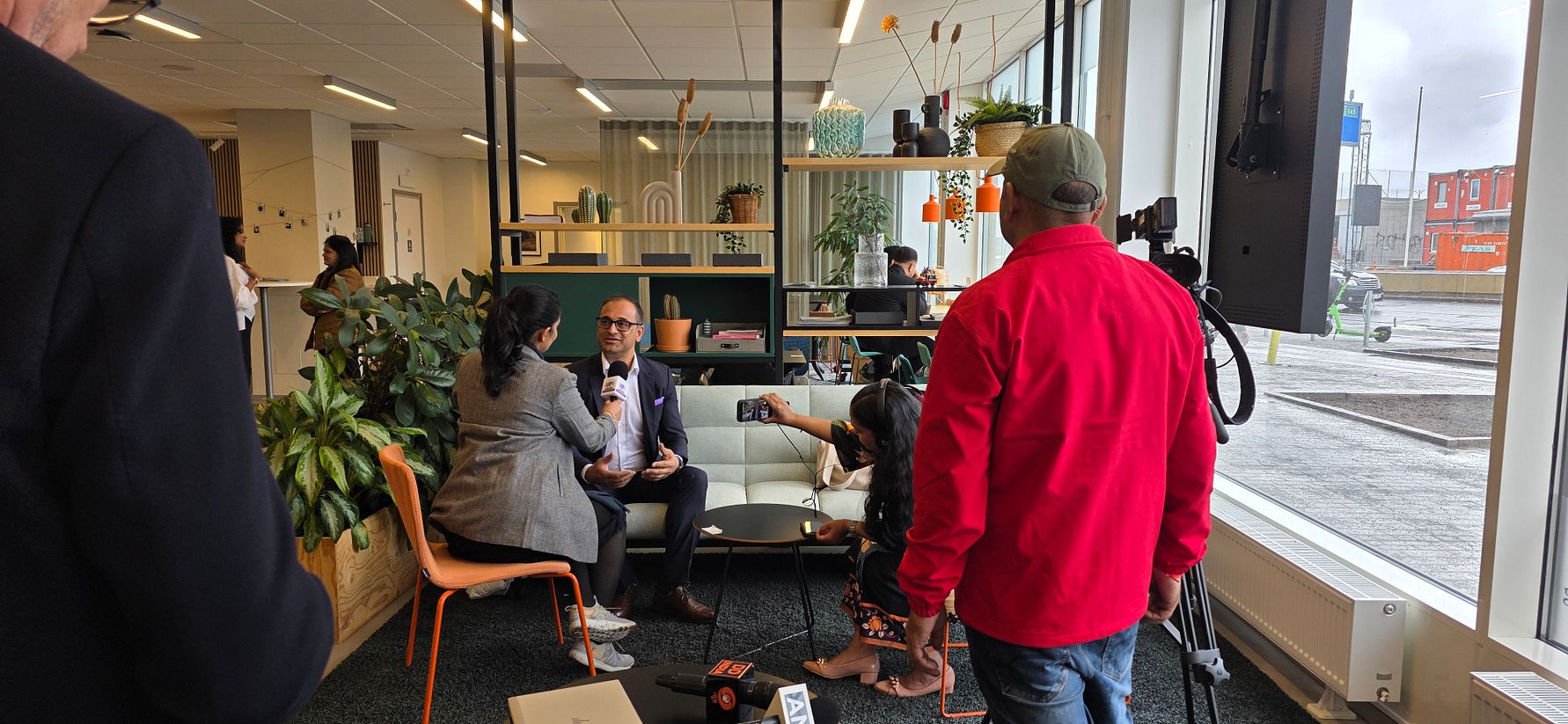 Vinay Dhar blir intervjuad av ANI nyhetskanal